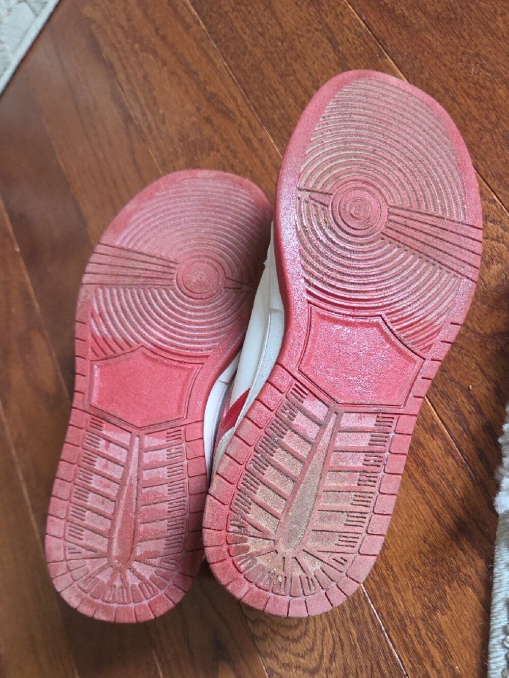 Vintage Havana White Sneakers with Red Star Accents - Picture 13 of 13